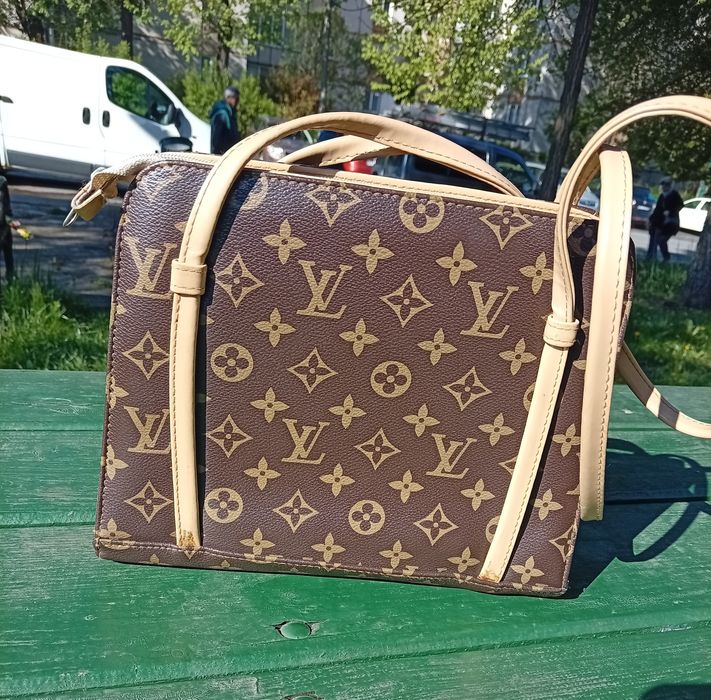 gentuta cu logo Louis Vuitton in stare foarte buna