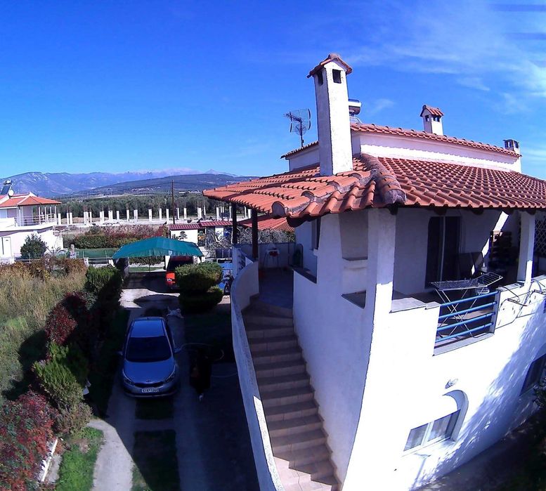 Продава двуетажна къща 92 м2 с двор 400 м2 в Паралия Каряни, Гърция