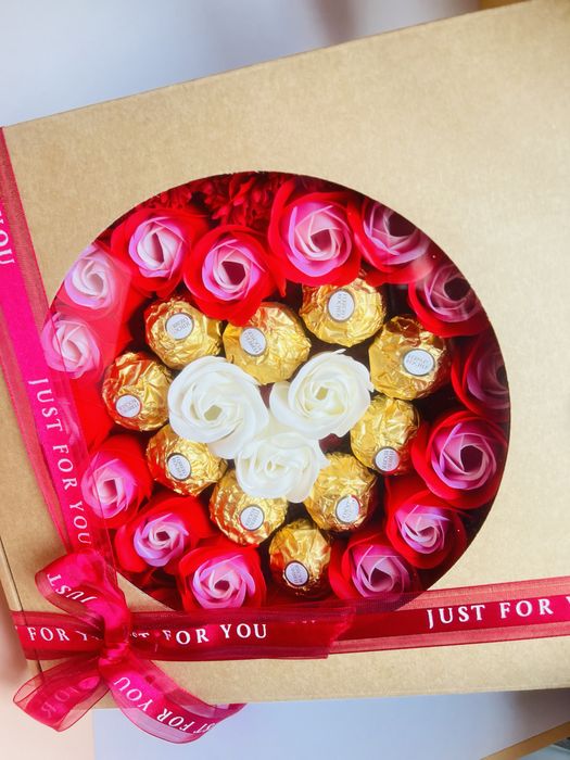 Луксозен подарък от сапунени цветя и бонбони, св.Валентин, Рожден ден