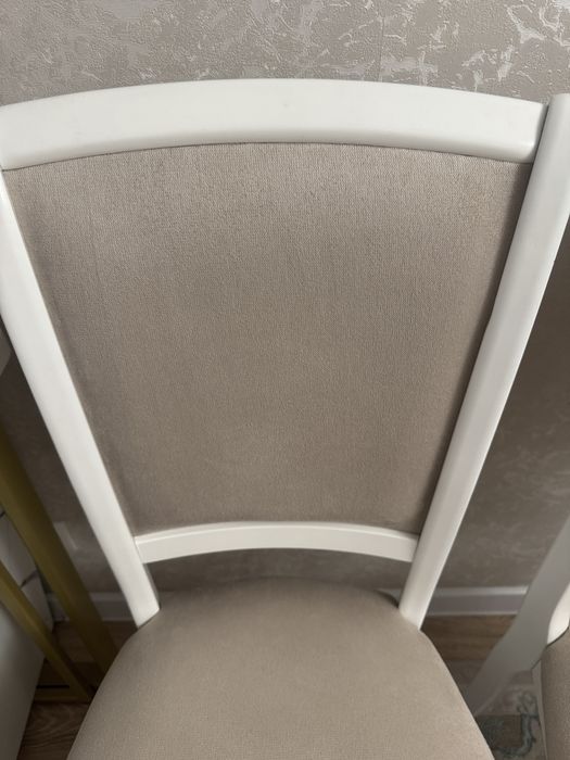 Продам 8 новых стульев