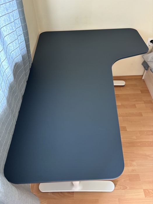 Ъглово офис бюро с регулиране на височината IKEA BEKANT с мрежа отдолу