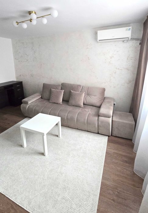 Vand apartament 4 camere (transformat în 3 camere) etaj 1/4 zona Vest