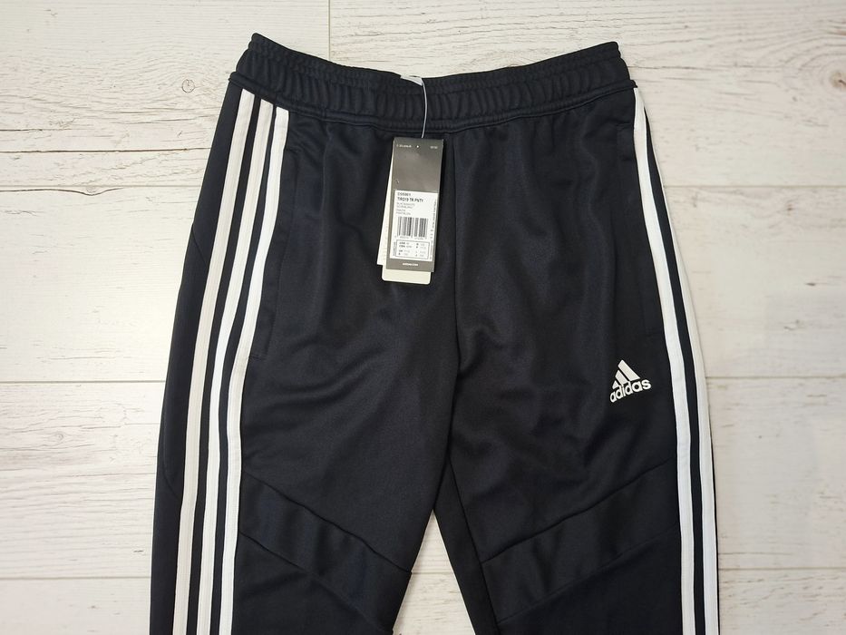 Adidas-Ориг. Детско долнище Ново!!!