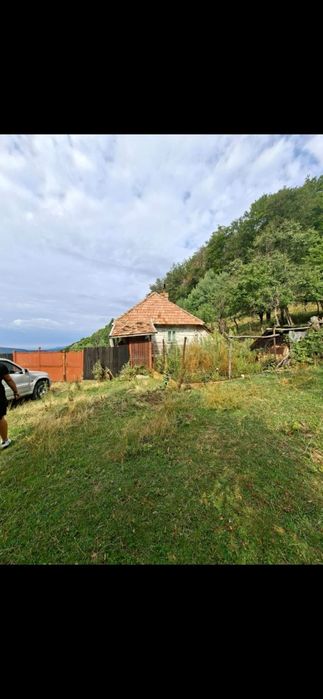 Casa veche la munte cu teren de 7500m2