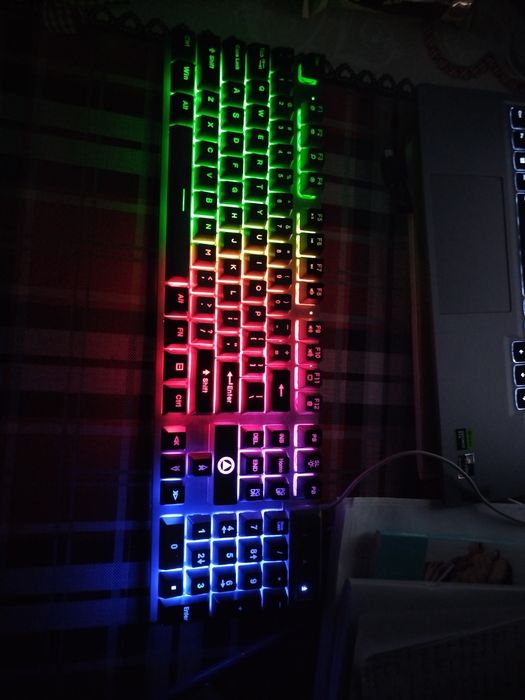 Tastatura Rgb în stare foarte bună