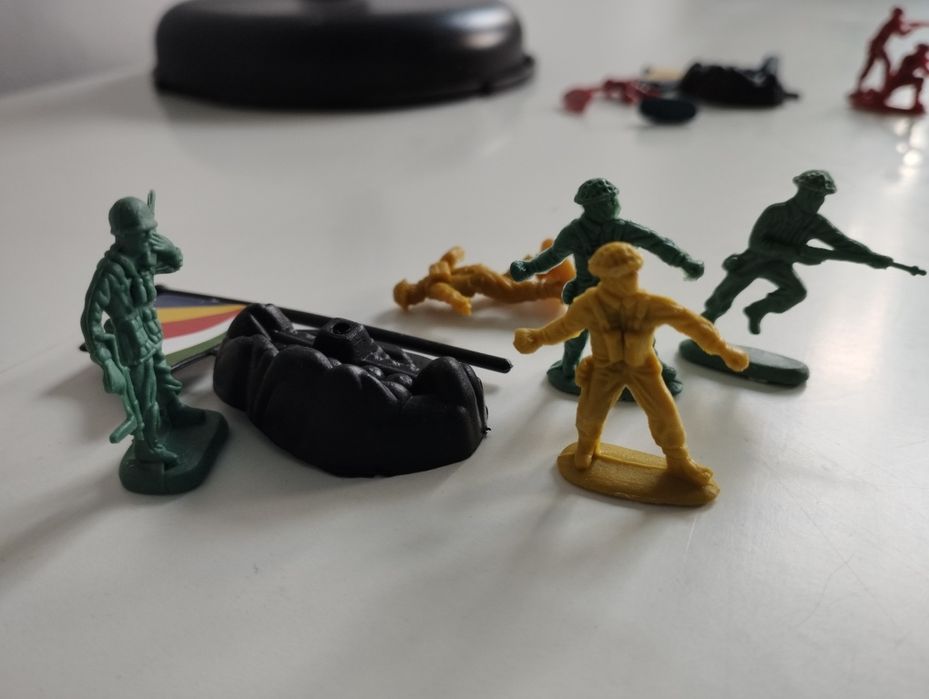 Игрушечные пластиковые солдатики