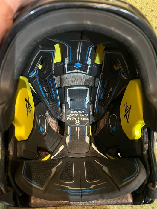 Хоккейный шлем синий и черный