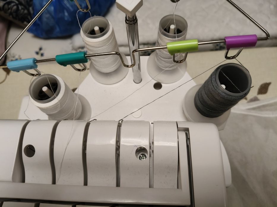 Mașină de cusut Overlock Medion, 4 fire – Stare excelentă, accesorii incluse