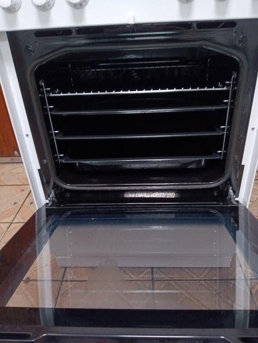 Свободно стояща печка с керамичен плот Gorenje с две години Гаранция!