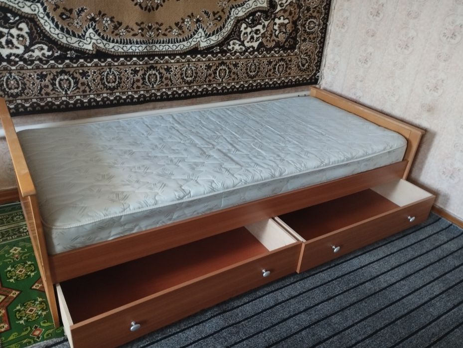 Кровать с выдвижными ящиками.
