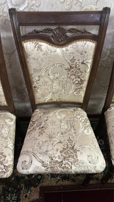 Стол и стулья сатылады срочна