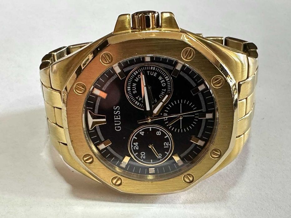 Продавам мъжки часовник Guess GW0278G2
