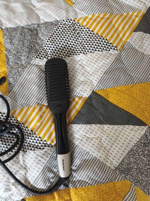 Изправяща четка за коса