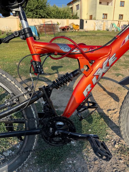 Bicicletă full suspensie roți pe 26
