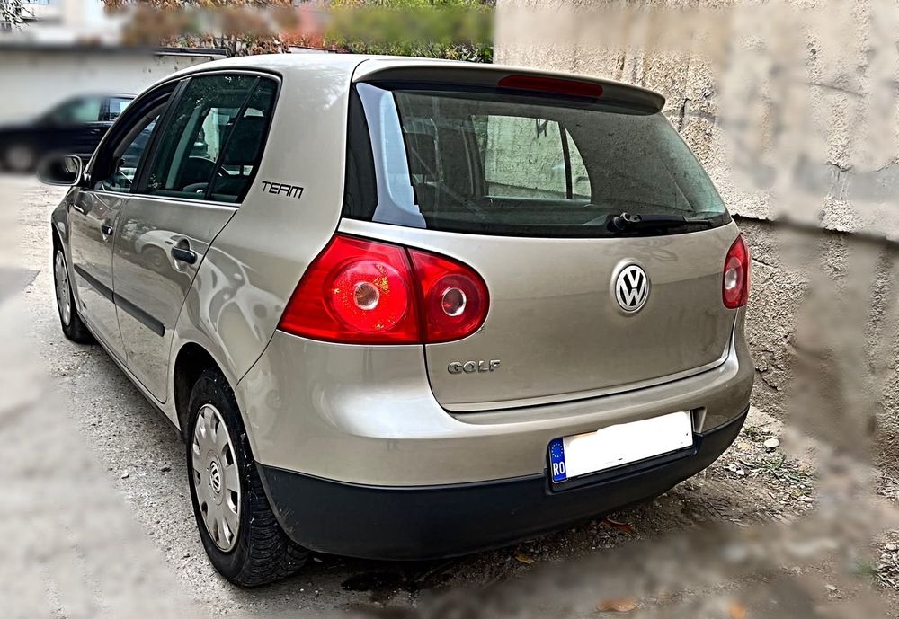 Volkswagen Golf 2006 benzină, 2.101 € — imagine 1