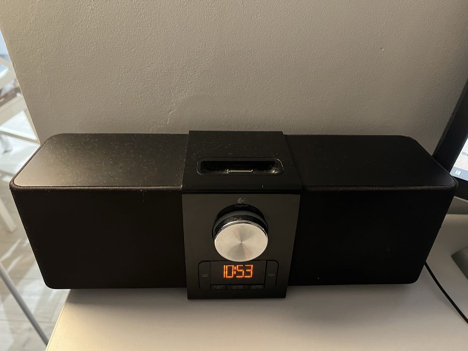 Dock Logitech , cu alimentator