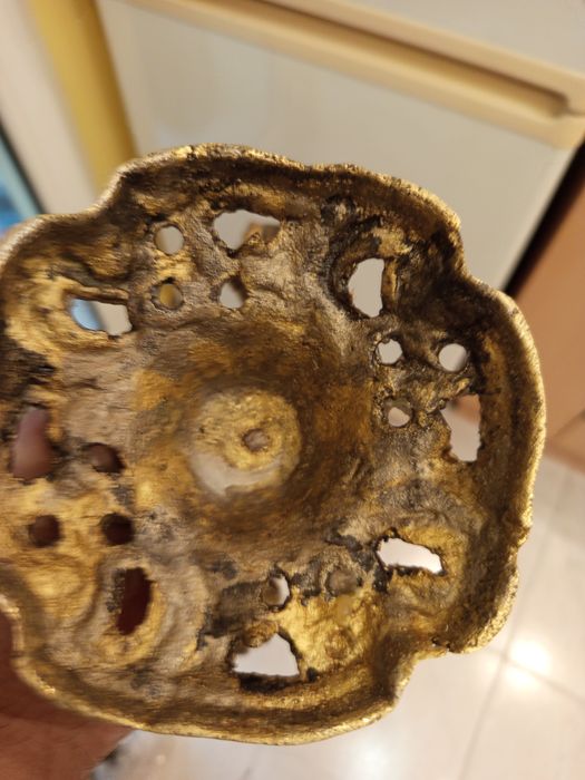 Масивни стари свещници и предмети