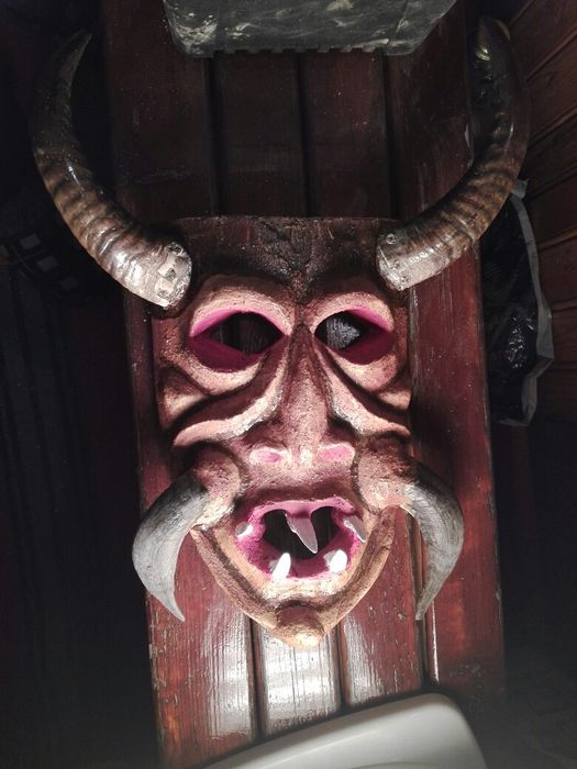 Изработка на сурвакарски маски