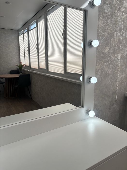 Визажный стол с зеркалом