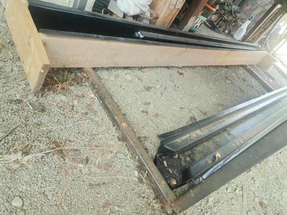 Masa vibranta placi și stâlpii