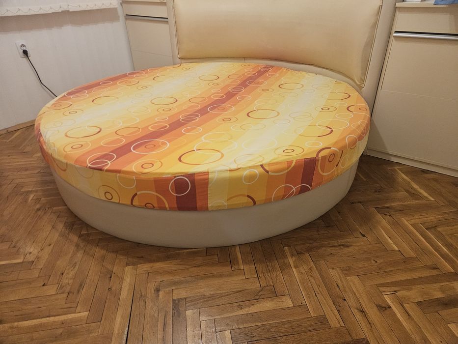 Кръгла спалня с матрак и две ракли