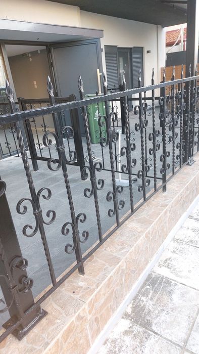 Изработка на метални конструкции, огради, порти, парапети и маси