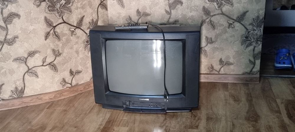 Отдам даромТелевизор Дэу и 2 раскладных кресла