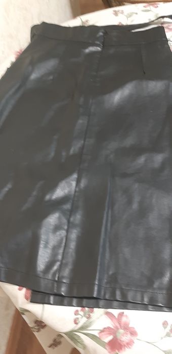 Продам  юбку,кожзам,новая,размер 42.