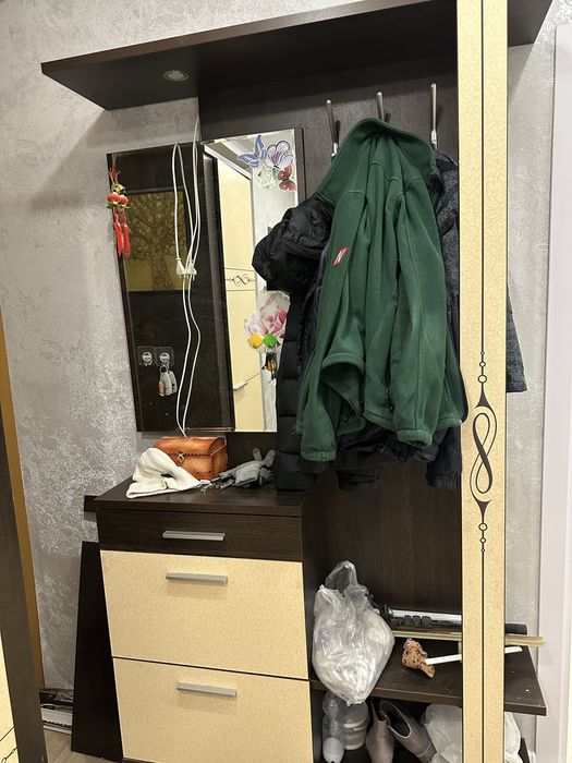 Продается прихожий со шкафом