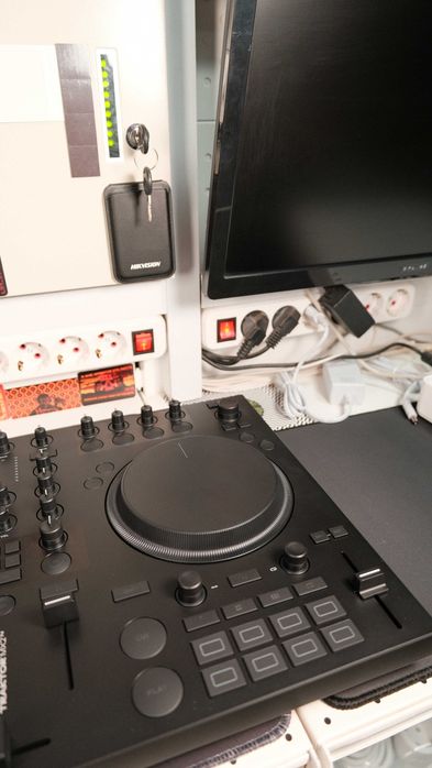 Native Instruments Traktor MX2 DJ контроллер