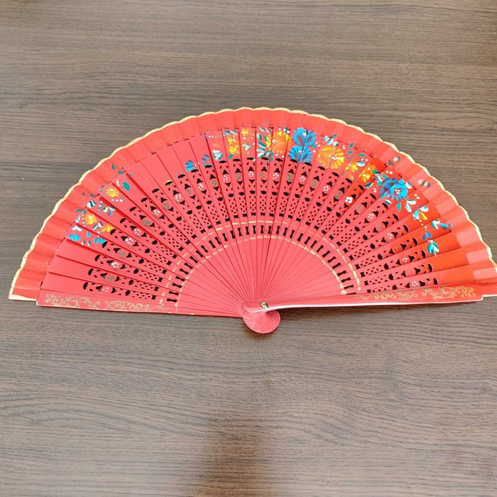 Испанско ветрило от плат и дърво в червено.