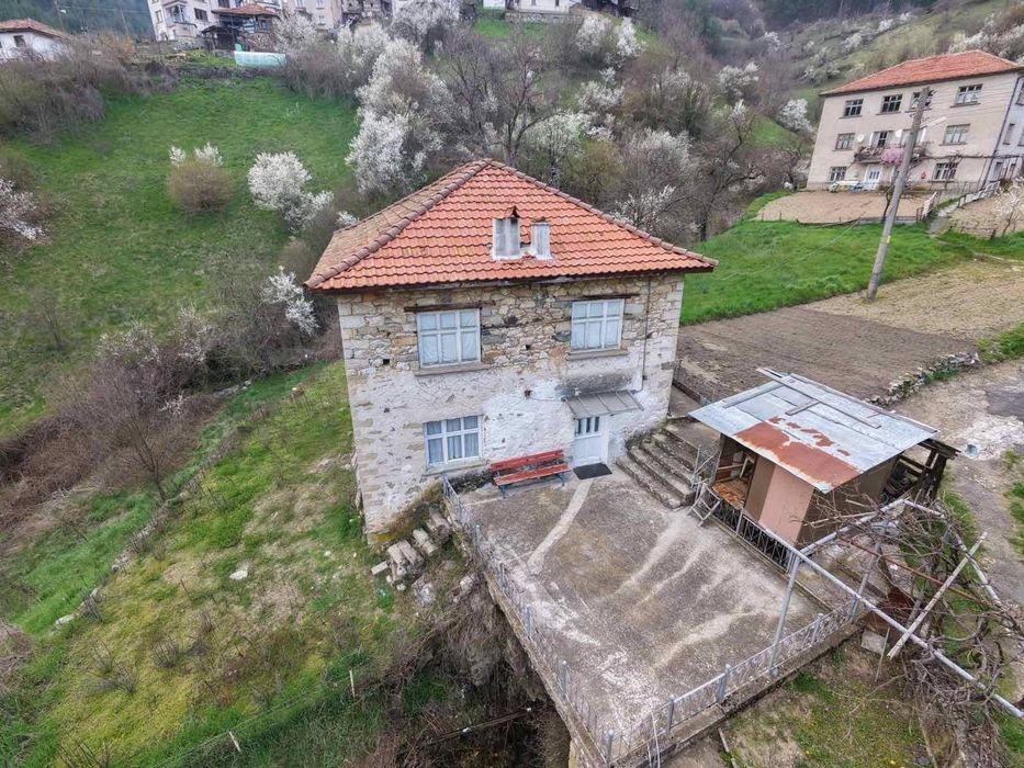 Продавам Къща на два етажа двор с 8 стаи две градини