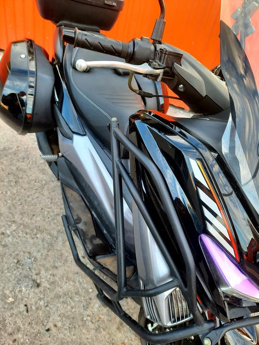 Скутер M - Max 200 кубов. Очень мощный.