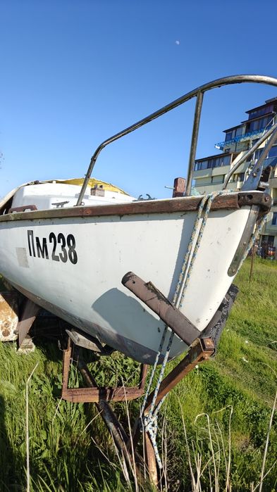 Ветроходна лодка яхта