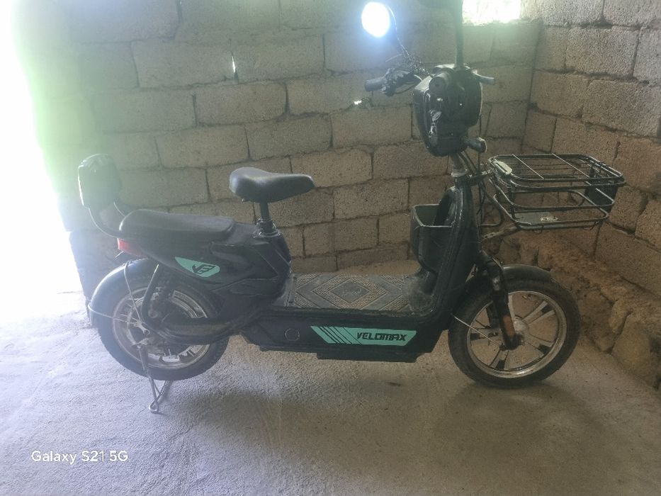 Skuter yurib turibdi