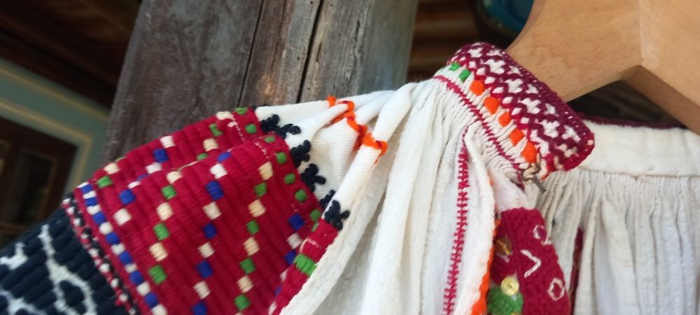 Продавам стари автентични носии женски