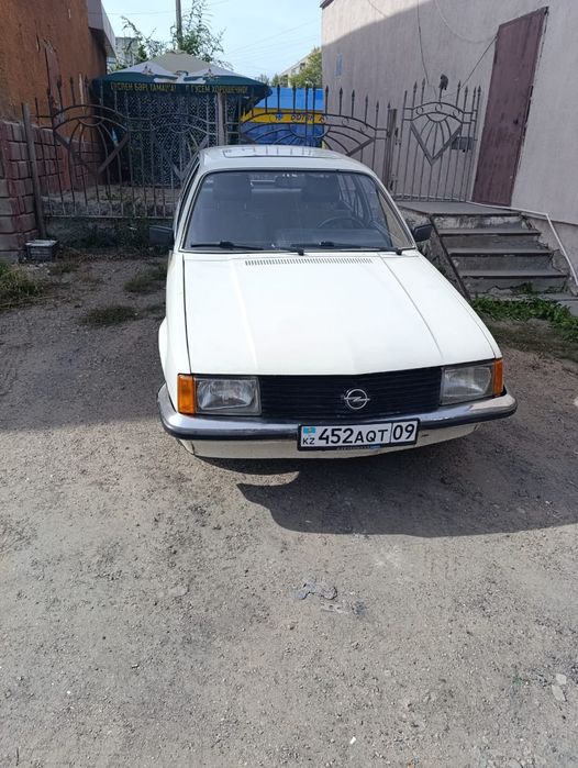 Опель- Рекорд белая