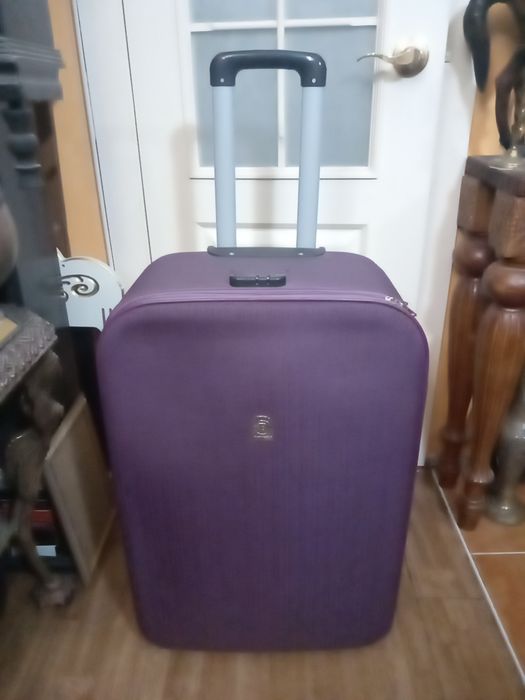 Продаются разные чемоданы