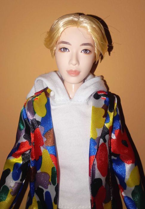 Кукла BTS. И в цветен костюм.