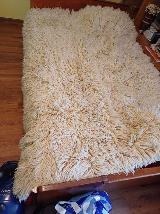 Продавам бели, ръчно тъкани губери