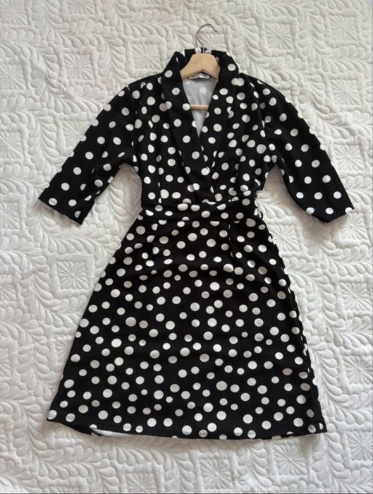 Vând rochie cu buline