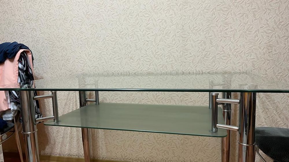 Продам стеклянный стол