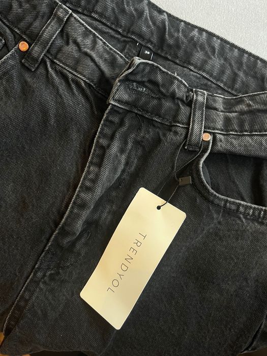 Blugi noi gri evazați un pic jos