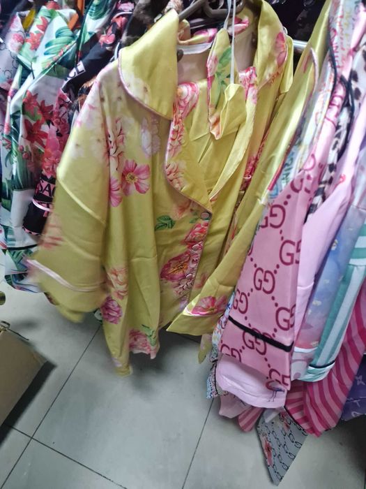 Продават се пижами Victoria's Secret