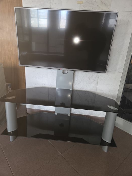 Тлевизор модел LG42LB561V 24инча 106см и черна маса от закалено стъкло