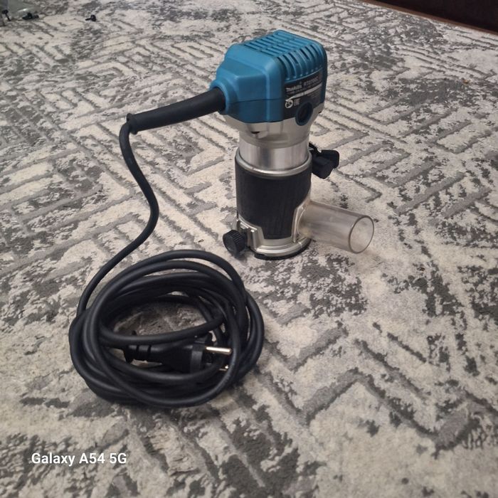 Фрезер Makita RT0700C — Мощный, Точный, Как Новый!"