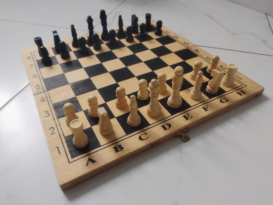 Шахматы доска фанера, фигуры дерево.