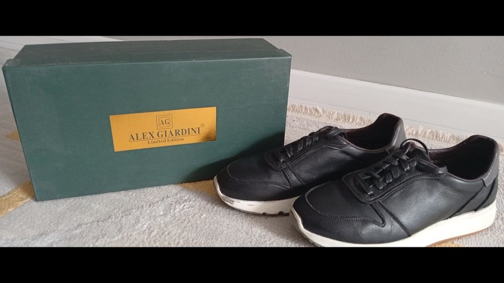 Продам мужские кроссовки.