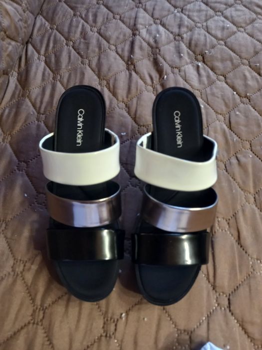 Продавам дамски чехли Calvin Klein