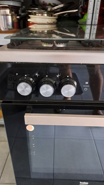 Aragaz beko cu cuptor electric